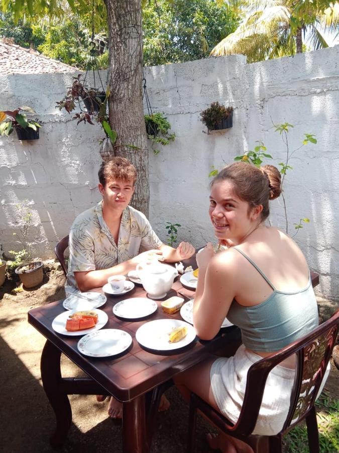טנגלה Menaka Homestay מראה חיצוני תמונה