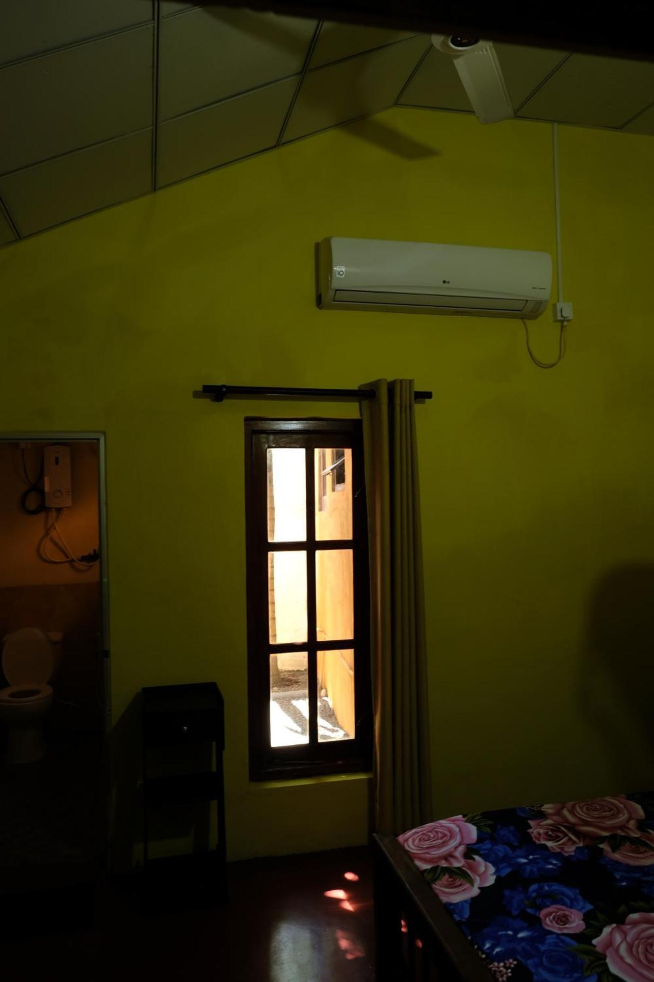טנגלה Menaka Homestay מראה חיצוני תמונה
